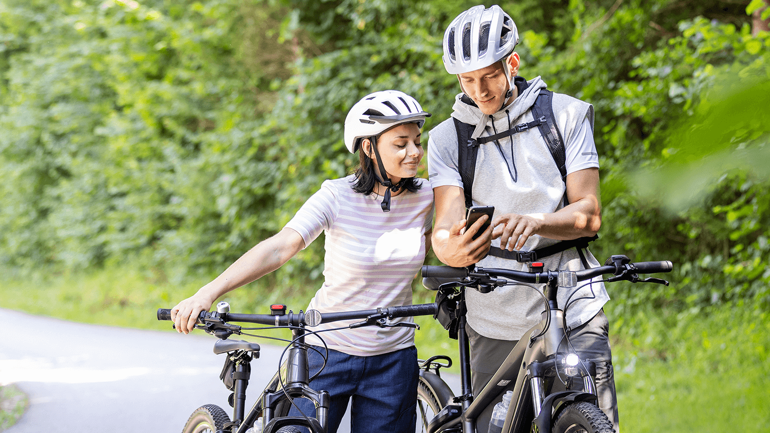 Mann und Frau mit E-Bikes